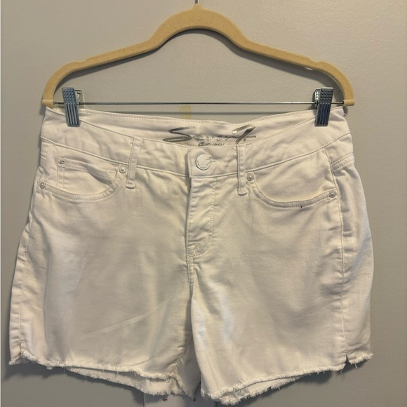 Lot Of 3 Women's  Seven7 Shorts Size 4 White, Pink And Blue Stretch 5 Pockets - Picture 2 of 16